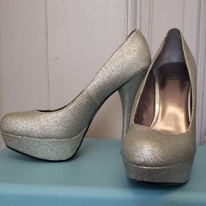Silver sparkly pumps
